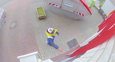 Bremen'de terör örgütü yandaşından camideki Türk bayrağına saldırı