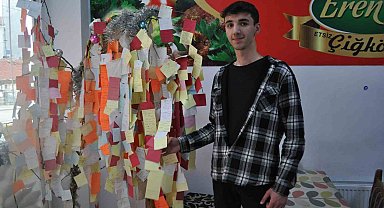 Bu ağaç müşterilerin bıraktığı notlarla yeşeriyor