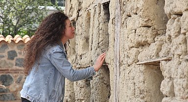 Bu evi görenler şaşırıyor...Doğal peteklerden oluşan 100 yıllık arı evi yenileniyor