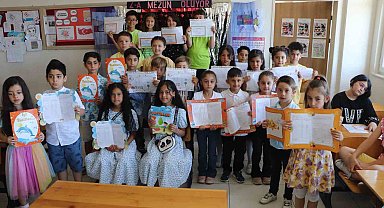 Bu okulda 10 ikiz ve 2 üçüz öğrenci karne heyecanı yaşadı