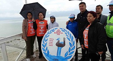 Burdur Gölü'nde kuraklığa dikkat çekmek için çöp toplama etkinliği