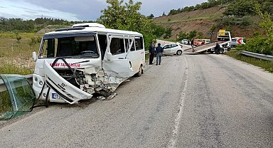Burdur'da işçi servisi ile otomobil çarpıştı: 13 yaralı