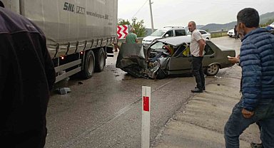 Burdur'da kamyonet ile otomobil çarpıştı: 3 yaralı