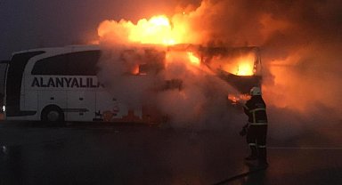 Burdur'da seyir halindeki yolcu otobüsü tamamen yandı
