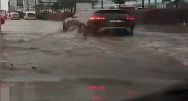 Bursa'da ağaçlar devrildi, otoparklar şelaleye, yollar göle döndü