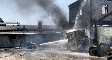 Bursa'da boya fabrikasında yangın çıktı: 2 yaralı