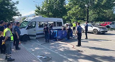Bursa'da işçi servisi ile otomobil çarpıştı: 1 ölü, 9 yaralı