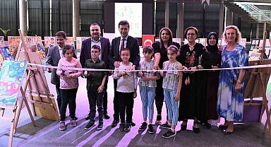 Bursa'da minik ressamlar yaptıkları resimlerle hayran bıraktı
