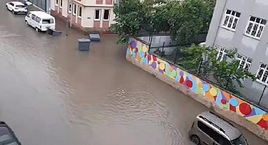 Bursa'da şiddetli yağış hayatı felç etti, sokaklar göle döndü