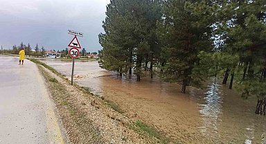 Büyükdere'yi sel bastı bazı ev ve yollar sular altında kaldı