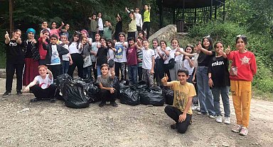 Büyüklerin attığı çöpleri öğrenciler topladı