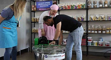 Büyükşehir 3 Kadın Kooperatifine hamur yoğurma makinesi hibe etti