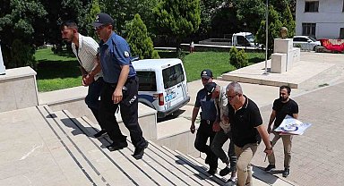 Çaldıkları otomobille geri gelince yakayı ele verdiler