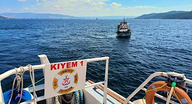 Çanakkale Boğazı'da sürüklenen tekne kurtarıldı