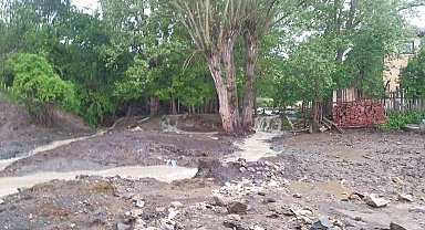 Çankırı'da sağanak: Köy yolları göle döndü, tarım arazileri zarar gördü