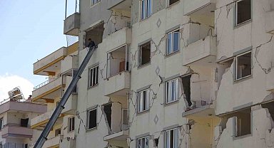 Canlarını hiçe sayıp ağır hasarlı binalardan eşya taşıyorlar