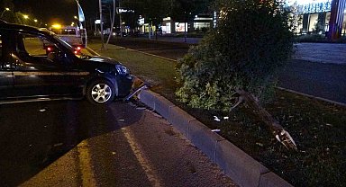 Çarptığı ağacı yerinden söküp karşı şeride geçti: 1 yaralı