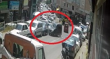 Çarptığı araç geri giderek başka araca çarptı, o anlar kameraya yansıdı