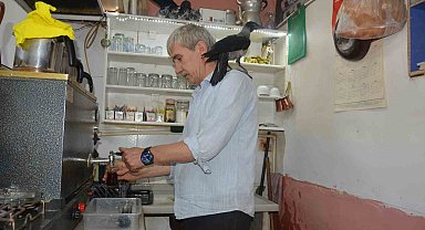 Çay ocağının maskotu Paşa isimli karga ile sahibinin ilginç dostluğu