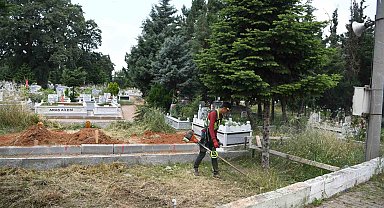 Çayırova'da mezarlıklar bayrama hazır