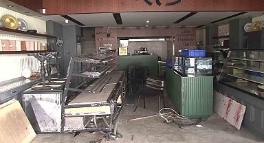 Çekmeköy'de kontrolden çıkan cipin pastaneye daldığı anlar kameraya yansıdı