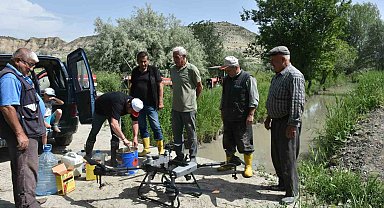 Çeltik tarlaları ZİHA ile ilaçlandı, çiftçiler merakla izledi
