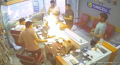 Cep telefonu bomba gibi patladı