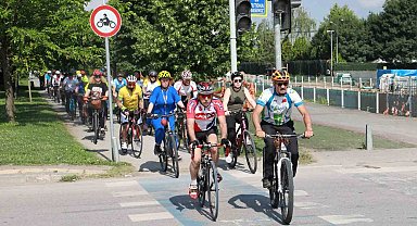 Çevre temizliğine bisiklet turuyla dikkat çektiler