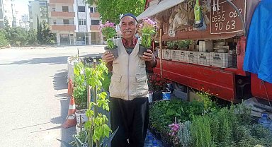 Çiçekçi dede, kendi yetiştirdiği fidelerle ekonomik gelir elde ediyor
