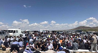 Çiftçiler tarlalarda şükür duası yaptı