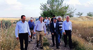 Çiftçilerle birlikte hububat hasadı yaptı