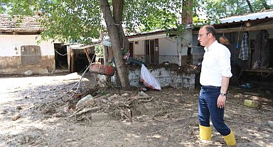 Çizmeleri giyen Başkan Örki sel mağdurlarının yardımına koştu