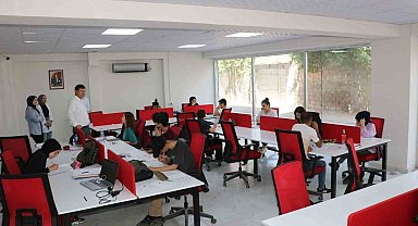 Cizre'de öğrenci ve KPSS adayları okuma salonlarında ders çalışıyor