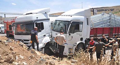 Cizre'de tırlar çarpıştı: 2 yaralı