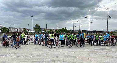 Çocuk işçiler için pedal çevirdiler