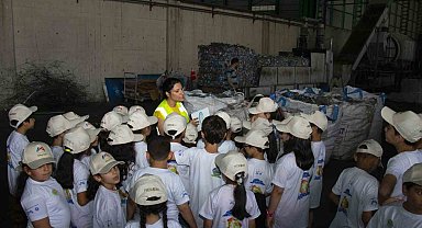 Çocuklar, geri dönüşüm ve atıkların ayrıştırılmasını yerinde gördü