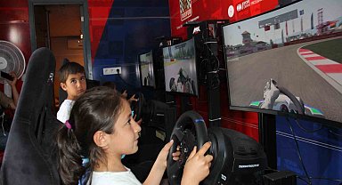 Çocuklar mobil simülatör ile eğlendi