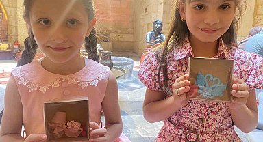 Çocuklar sabun yapımının inceliklerini öğreniyor