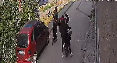 Çocukları korkutup kameraları kırdılar, evi soydular