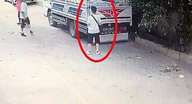 Çocukların maytap oyunu pahalıya mâl oldu, torpil attıkları kamyonet alev alev yandı