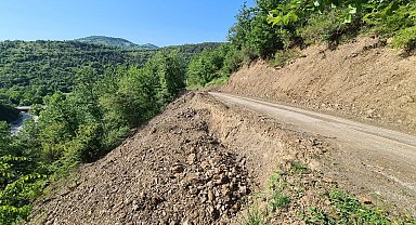 Çöken köy yoluyla 3 aydır kimse ilgilenmedi