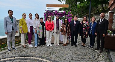 Cumhurbaşkanı Başdanışmanı Saadet Oruç, 'Kadınlar El Ele Karma Sergisi'ni ziyaret etti