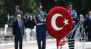 Cumhurbaşkanı Erdoğan, Bakü'de şehitliği ziyaret etti