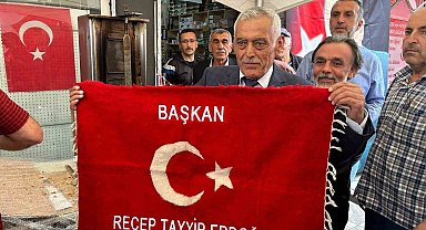 Cumhurbaşkanı Erdoğan'ın seçimi kazanması sebebiyle 'şükür döneri' dağıttı