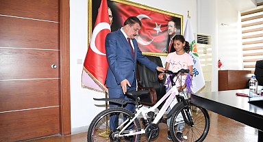 Cumhurbaşkanı Erdoğan'ın söz verdiği hediyeleri ulaştırdı