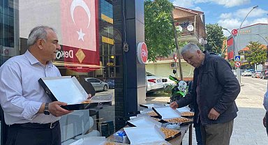 Cumhurbaşkanı Erdoğan'ın zaferini 25 kilo baklava dağıtarak kutladı