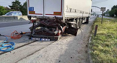 D-650'de feci kaza, tıra ok gibi saplandı: 1 ölü