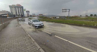 D100'deki su birikintisi sürücülere zor anlar yaşattı