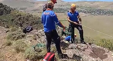 Dağda mahsur kalan çoban kurtarıldı