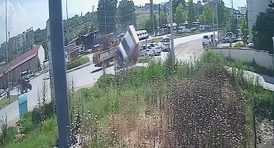Dağıtım aracının otomobilin üzerine devrildiği kazanın görüntüleri ortaya çıktı